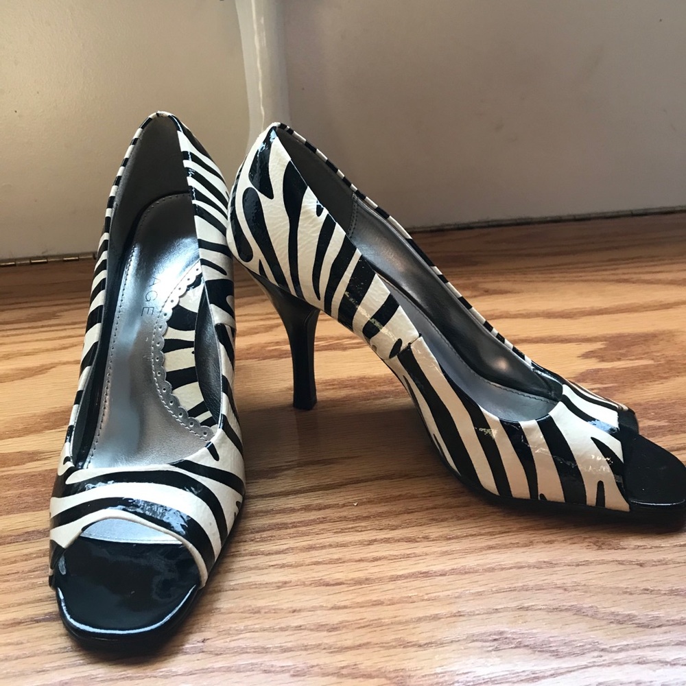 Zebra print stilettos size 8.5M EUC